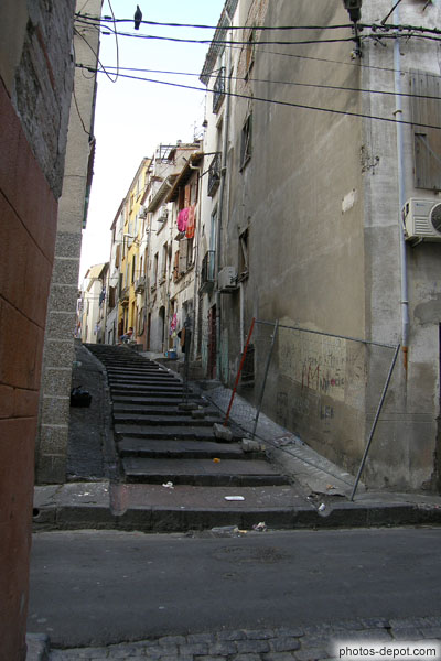 photo de rue en escalier, quartier gitan