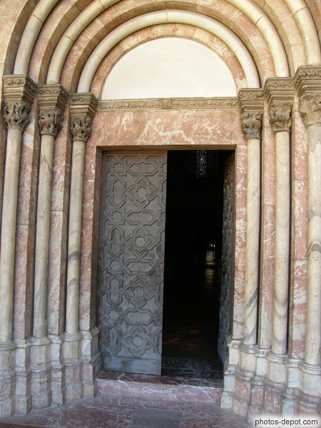 photo de Porte Mudéjar et portail plein cintre de la chapelle supérieure dédiée à la Sainte Croix