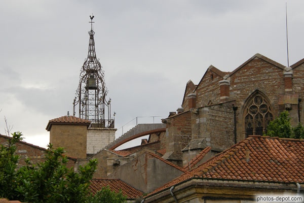 photo de clocher et arc boutans cathédrale St Jean