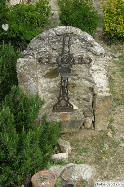 photo de croix de fonte, tombe cimetière du prieuré