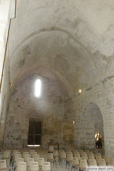 photo de L'église romane à 3 vaisseaux est couverte d'une voute en pierre. elle date de 1160