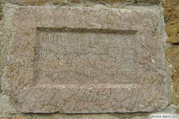 photo de Plaque mortuaire en marbre rose de prieurs morts au XIIe siècle
