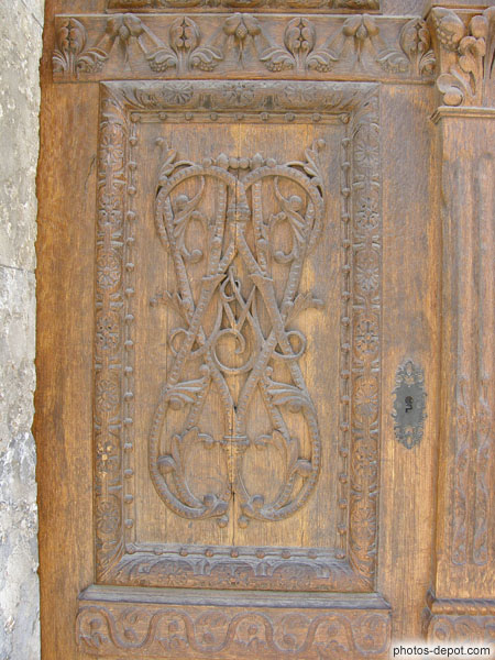 photo de porte de l'église de bois sculpté
