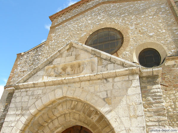 photo de linteau du portail de l'église