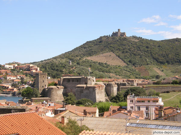 photo de Château de Collioure fortifié par Vauban et fort St Elne sur la colline