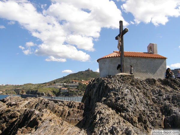 photo de Chapelle St Vincent, croix et Christ face Ã  la mer