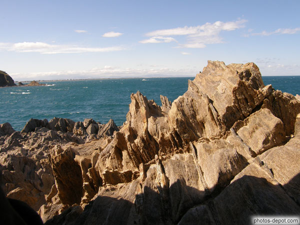 photo de rochers érodés par la mer