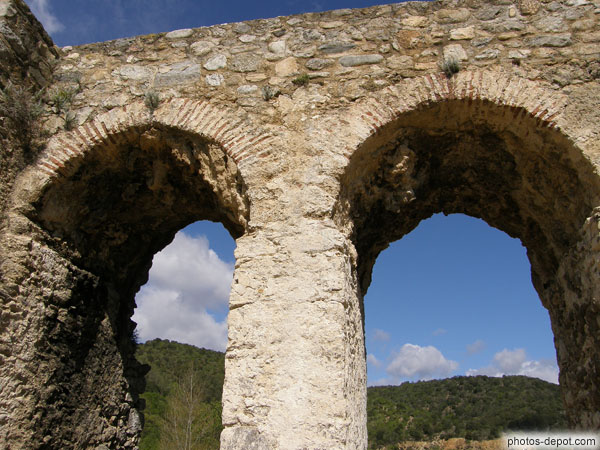 photo d'Arches de pierre et briques de l'aqueduc romain.