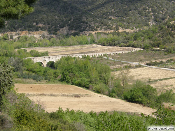 photo de traversant les vignes et parfaitement fonctionnel, l'aqueduc  de 170 mètres témoigne de 4 siècles de présence romaine...