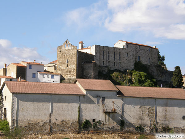 photo de restes du chateau et église romane fortifiée Sainte Madeleine construits sur un éperon rocheux