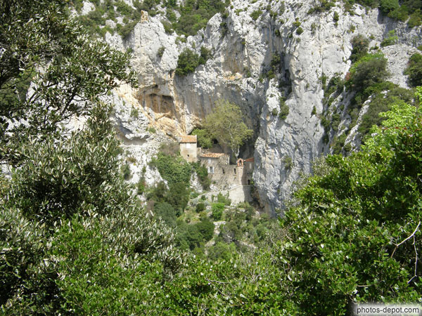 photo d'Ermitage construit par les Franciscains dans un renfoncement de la falaise