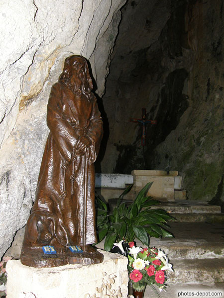 photo de Statue de Saint Antoine le grand et son cochon portant clochette