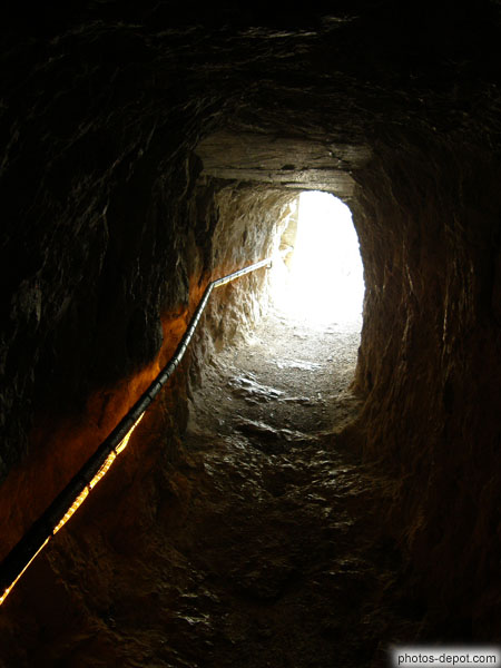 photo de tunnel dans le rocher pour accéder à l'ermitage St Antoine