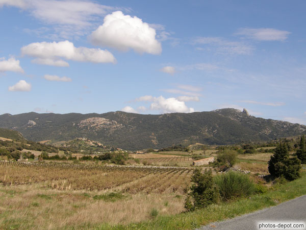 photo de à gauche sur sa colline, le village de Cucugnan, à droite sur son rocher, le chateau Cathare de Quéribus