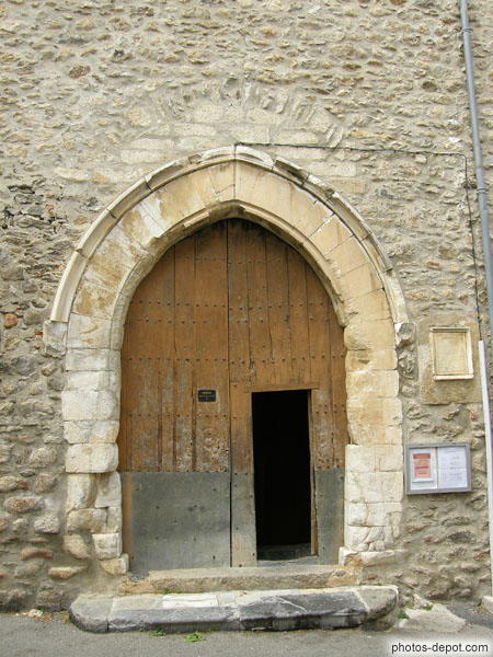 photo de portail demarbre blanc de l'église St Félix du XVe siècle