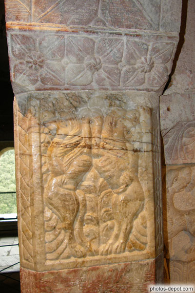 photo de lyons jumeaux surmontés de roses à quatres pétales sculptés sur colonnes de marbre
