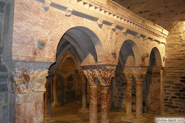 photo de Tribune la plus remarquable du pays Catalan divise la nef en 2, constituée de Marbre de Conflent, travaillé en 1150.
