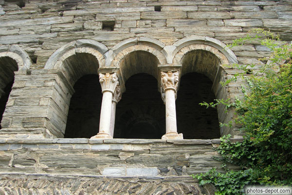 photo de galerie du cloître latéral aux chapiteaux sculptés