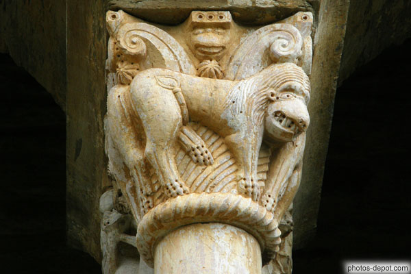 photo de lion sur chapiteau, bestiaire médiéval, cloître