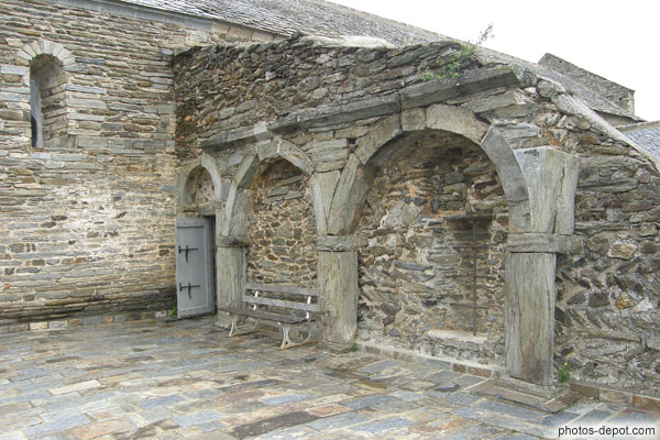 photo d'arches de schiste du prieuré