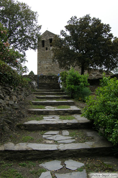 photo d'escalier menant au prieuré