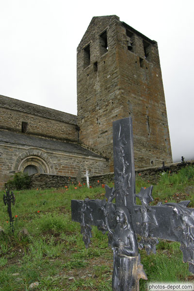 photo de croix de fer du cimetière et sobre abbaye de Serrabonne