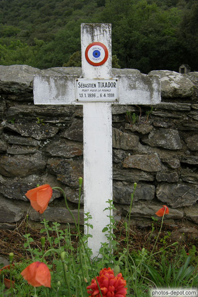 photo de Souvenir français, mort pour la France pendant la première guerre mondiale, croix  blanche du cimetière