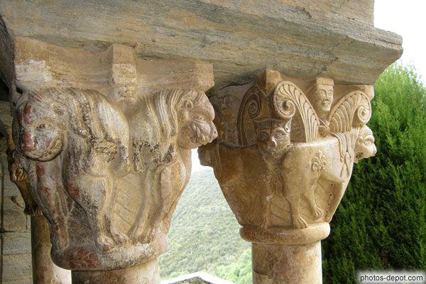 photo de chapiteaux des colonnes du cloître, détail