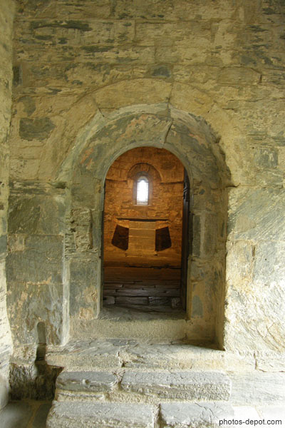 photo d'On pénètre dans l'abbaye depuis le cloître