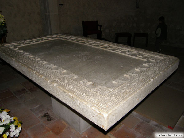 photo de table d'autel à lobes en marbre gravé à son pourtour, église