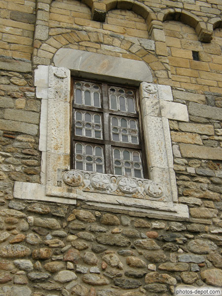 photo de Belle fenêtre encadrée de marbre sur trois côtés, avec un décor de rinceaux et, à la base, frise comportant 4 médaillons des évangélistes séparés par des séraphins, facade de l'église