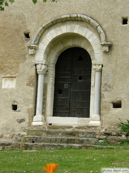 photo de beau portail roman de marbre du prieuré
