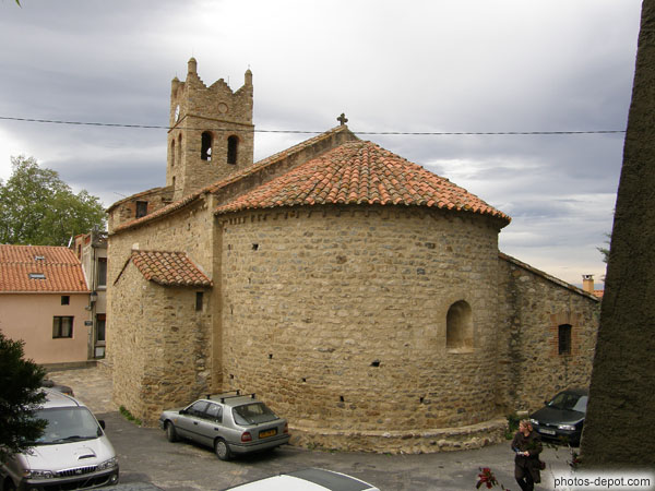 photo de dédié à saint Etienne, édifice roman à l'abside semi-circulaire, joli clocher quadrangulaire qui émerge de la toiture