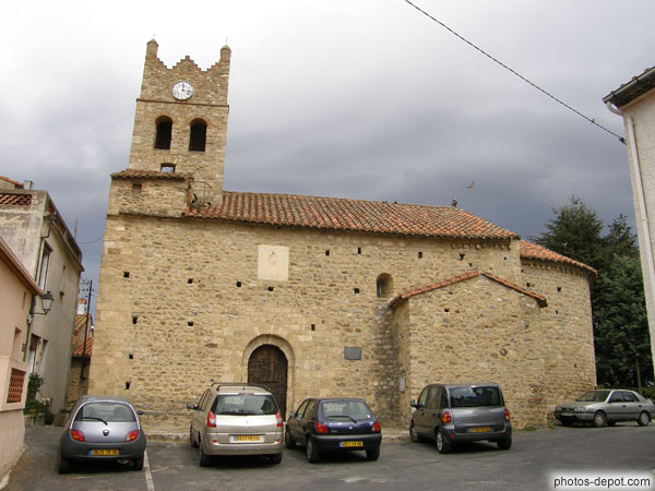 photo d'Eglise St Etienne. Sur la droite du portail, une plaque gravée rappelle qu'en 1905, les églises sont devenues propriété communale.