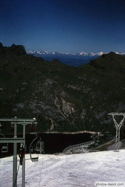 photo de Chaine de montagnes enneigées derrière le barrage et téléphérique