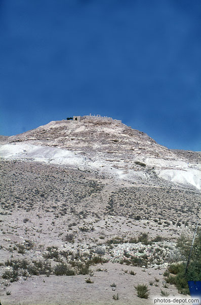 photo de ruine monument au sommet colline aride