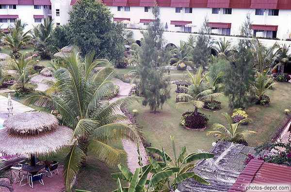 photo de jardins de l'ôtel aux allées parmis les palmiers