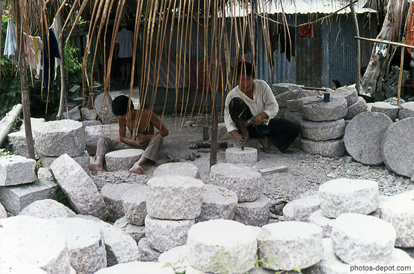 photo d'homme et enfant taillant les pierres