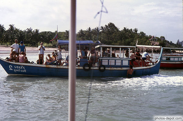 photo de gens sur barque à moteur