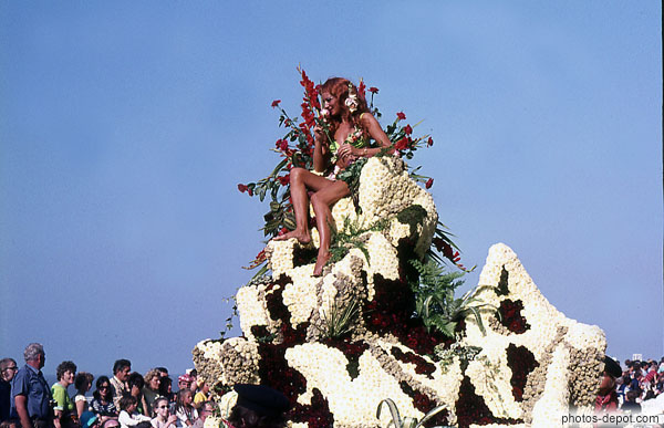 photo de femme en maillot au sommet du char fleuri