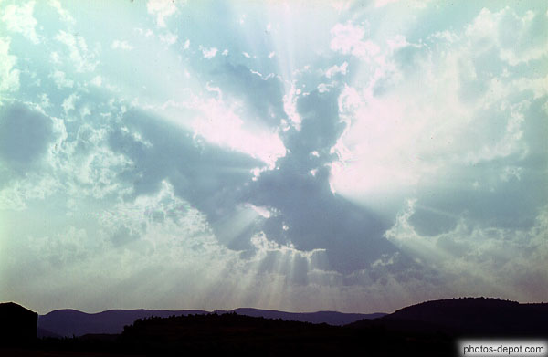 photo de rayons de soleil à travers les nuages