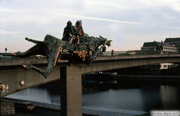 photo de à cheval sur dragon devant le pont