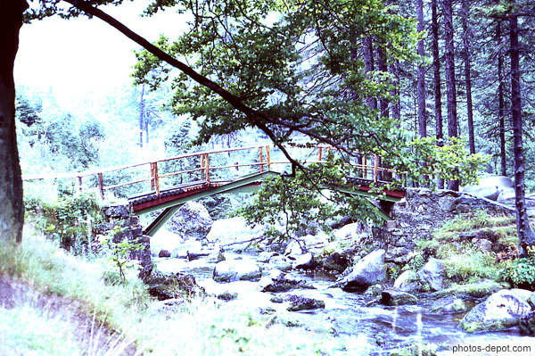 photo de pont bois et fer sur rivière