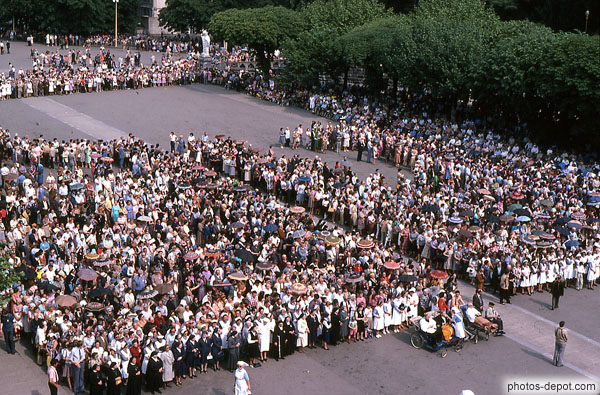 photo de foule assistant à la messe sur le parvis de la basilique