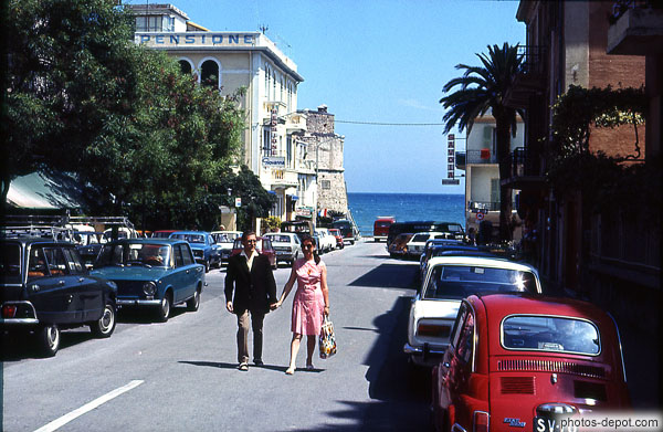 photo de couple dans la rue en italie face à la mer