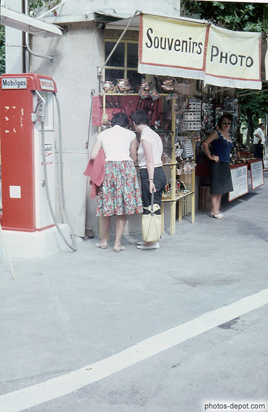 photo de magasin de souvenirs pompe à essence Mobilgas