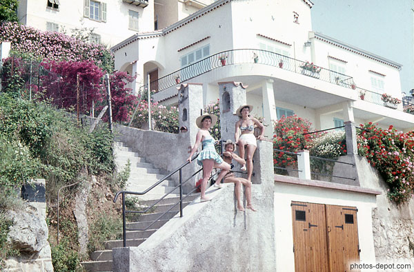 photo de 3 femmes en maillot sur la rampe d'escalier