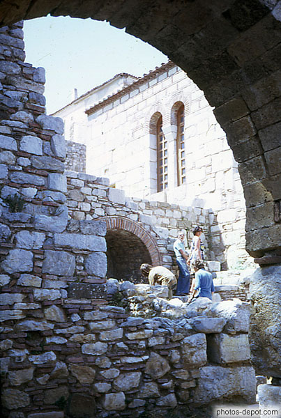 photo de ruines sous l'arche