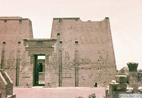 photo de pylônes du temple Edfou, le mieux conservé de toute l’Egypte antique