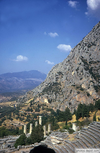 photo de temple à flanc de montagne